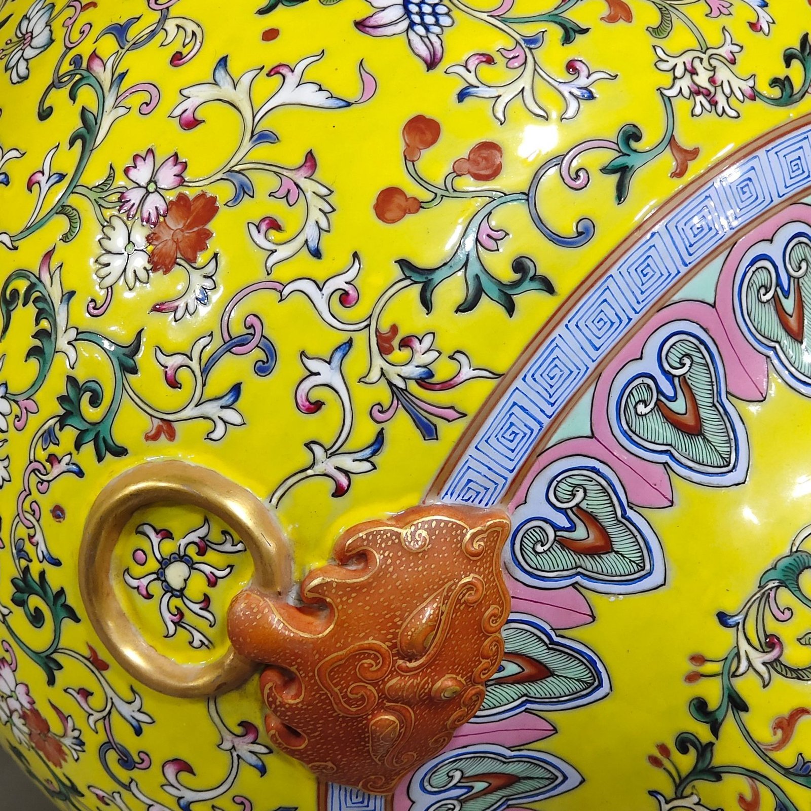 Qing Dynasty Yongzheng Double-eared statue with yellow ground and Yangcai