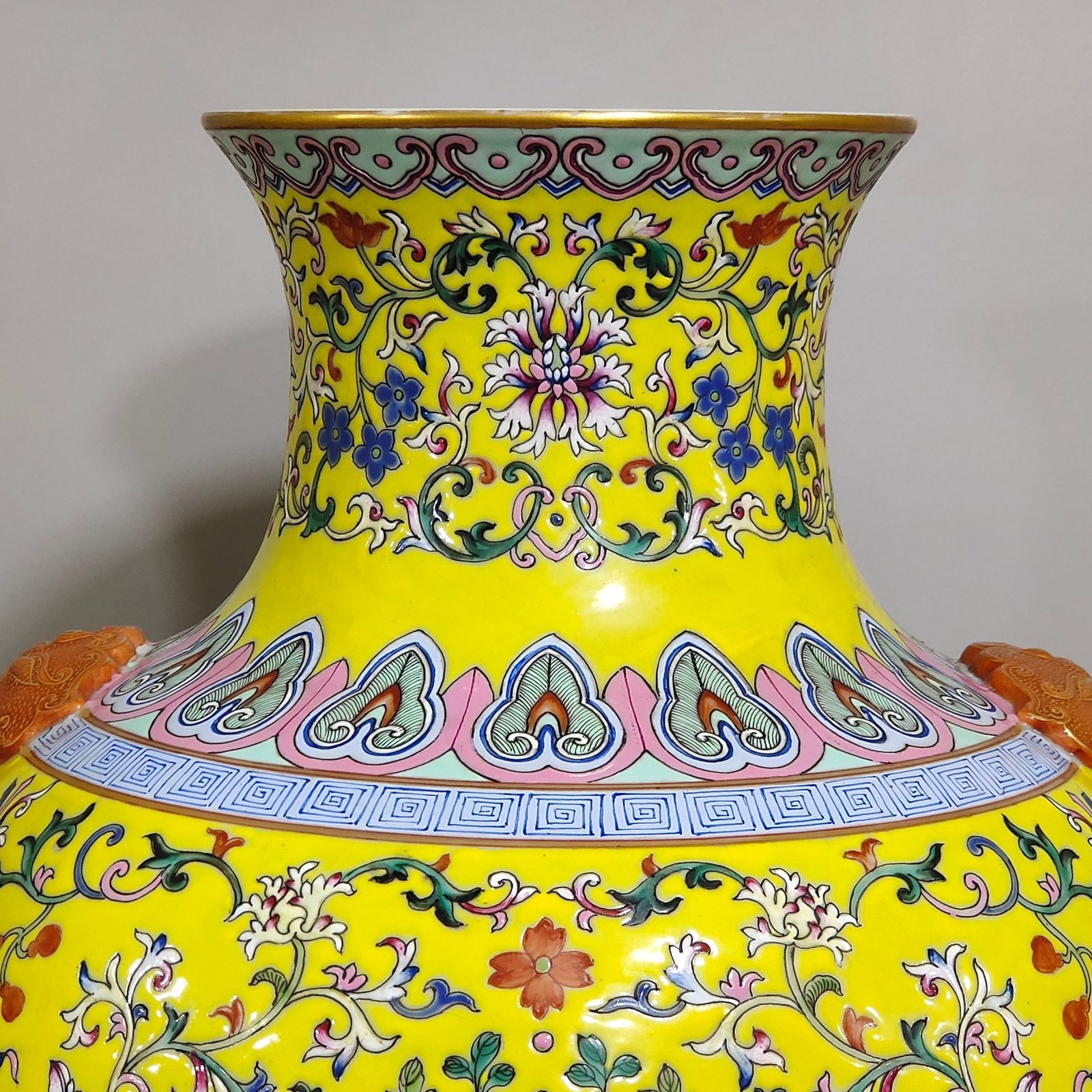 Qing Dynasty Yongzheng Double-eared statue with yellow ground and Yangcai
