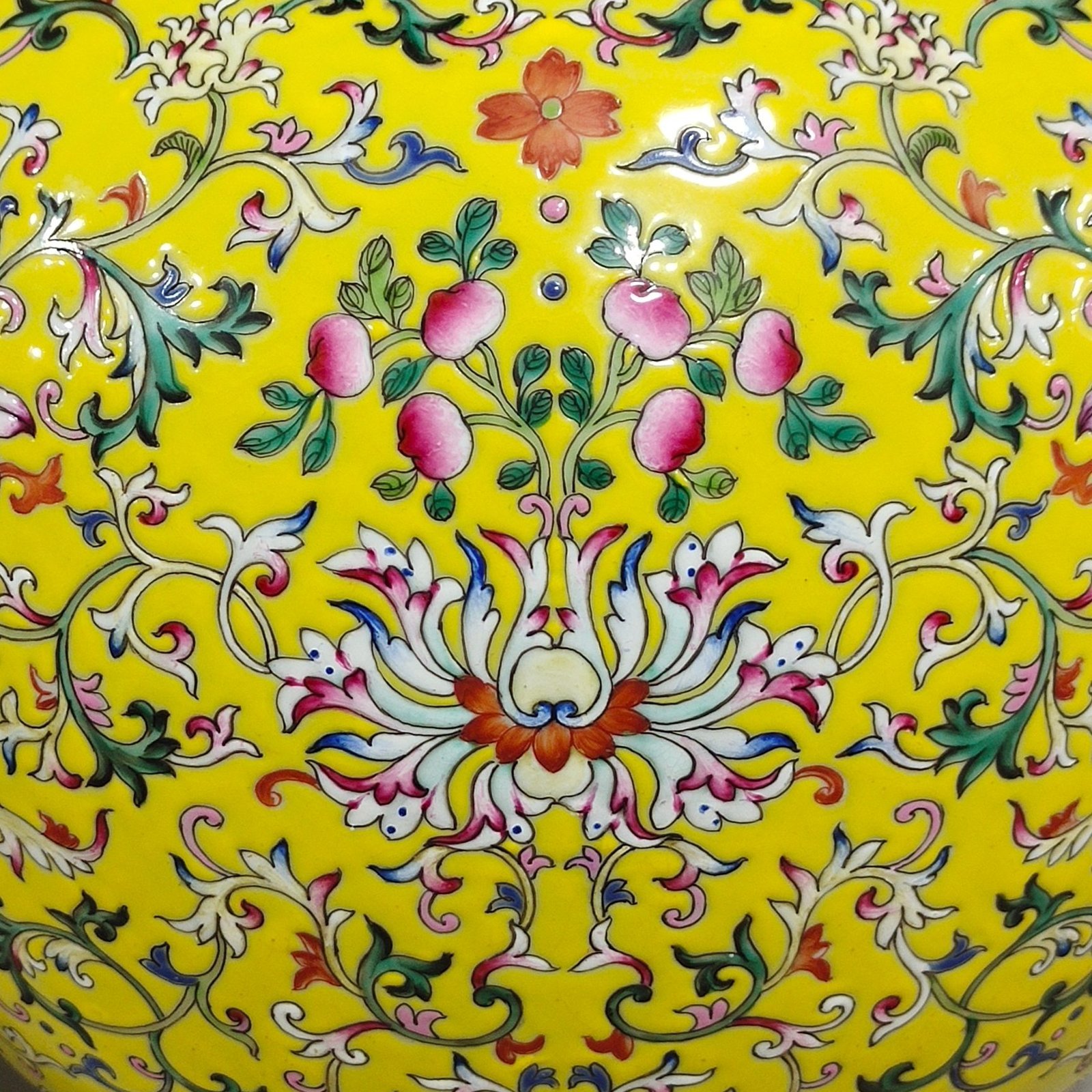 Qing Dynasty Yongzheng Double-eared statue with yellow ground and Yangcai