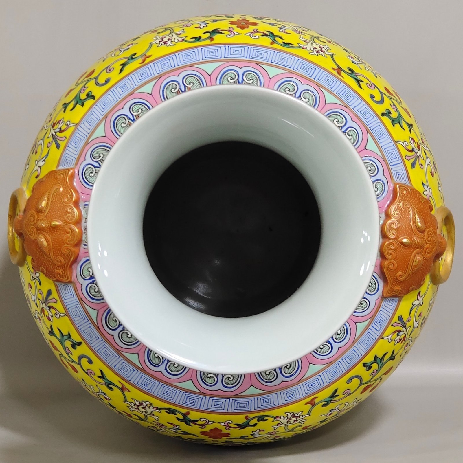Qing Dynasty Yongzheng Double-eared statue with yellow ground and Yangcai