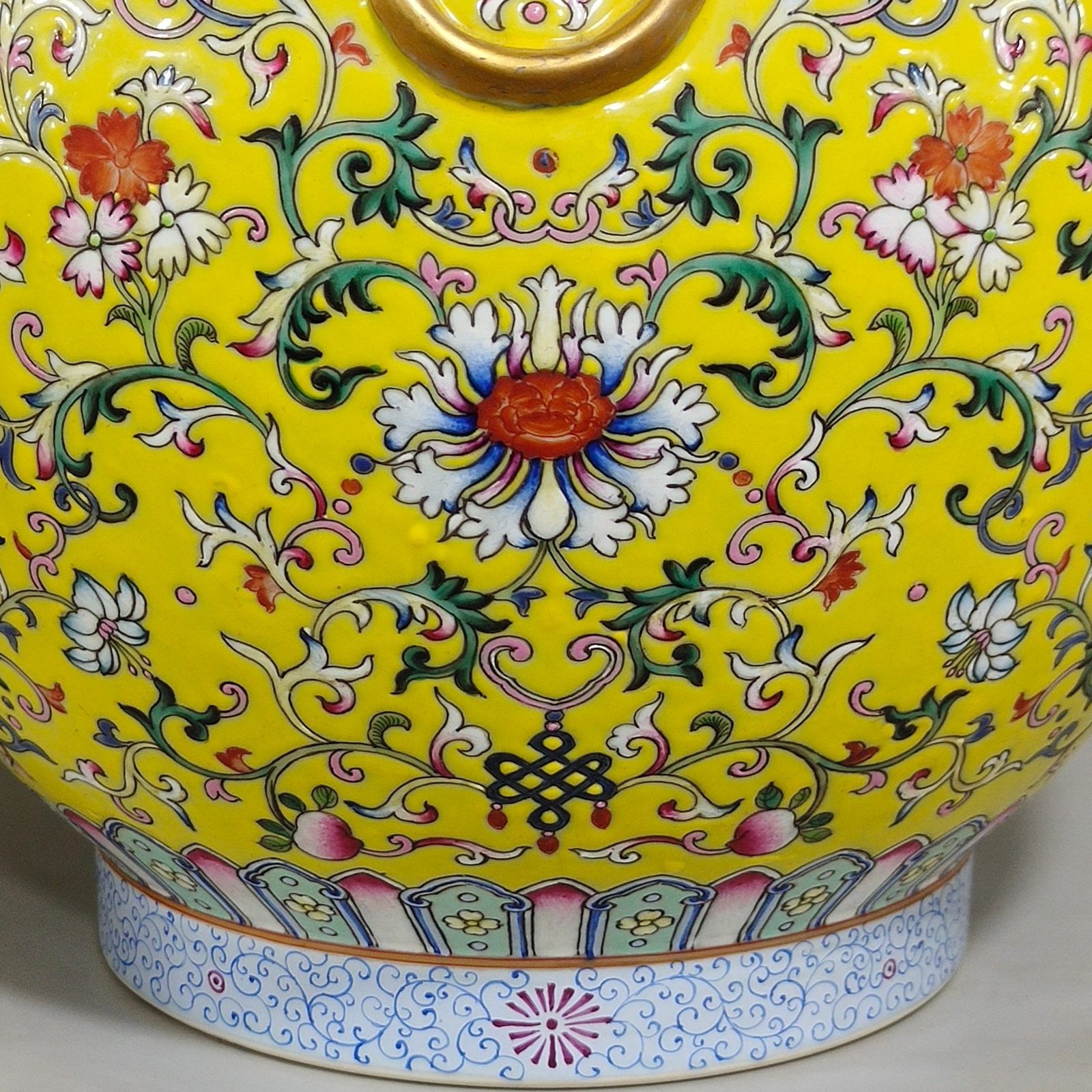 Qing Dynasty Yongzheng Double-eared statue with yellow ground and Yangcai