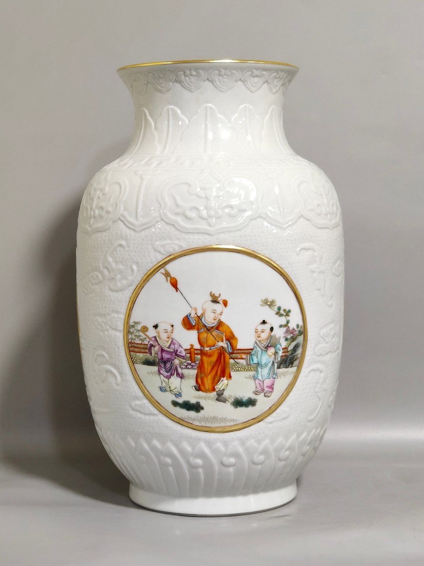 Qing Dynasty Yongzheng carved winter melon vase with window and baby playing