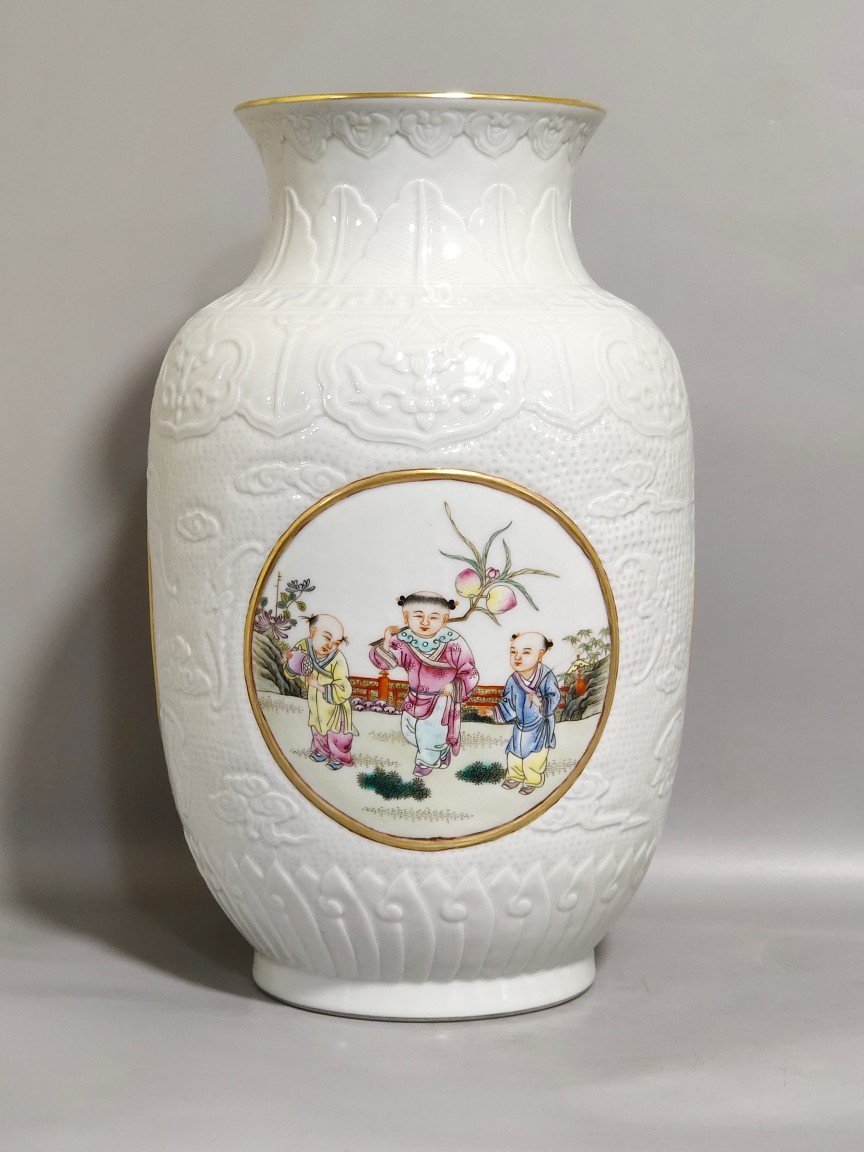 Qing Dynasty Yongzheng carved winter melon vase with window and baby playing