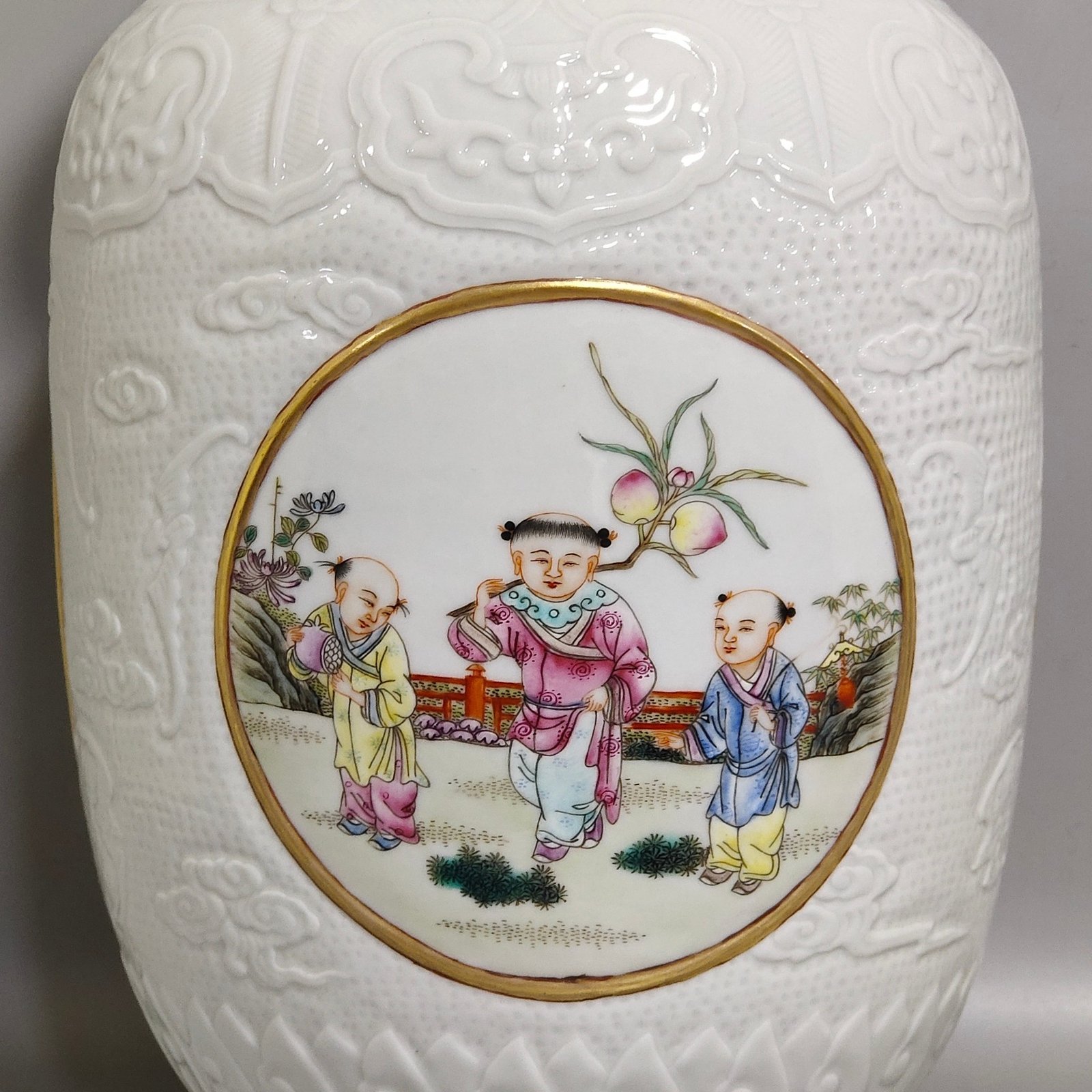 Qing Dynasty Yongzheng carved winter melon vase with window and baby playing