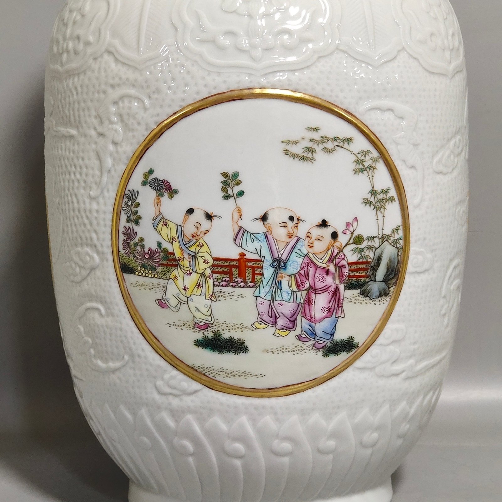 Qing Dynasty Yongzheng carved winter melon vase with window and baby playing