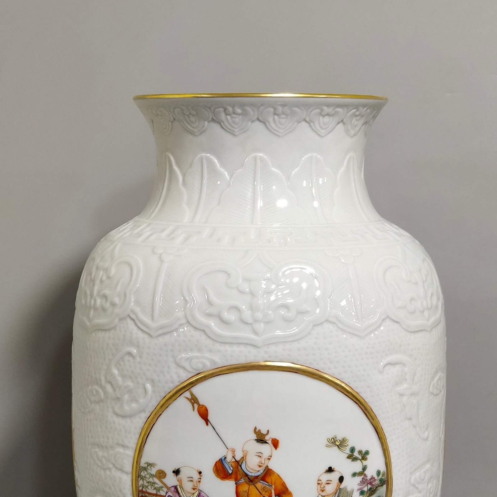 Qing Dynasty Yongzheng carved winter melon vase with window and baby playing