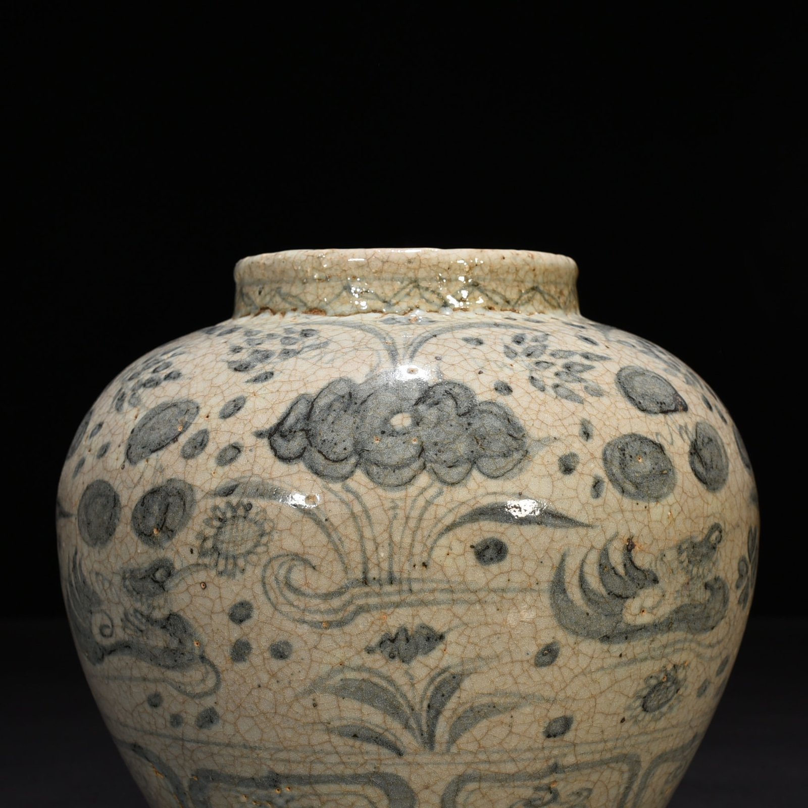 Yuan Dynasty blue and white mandarin duck pattern lotus pond jar