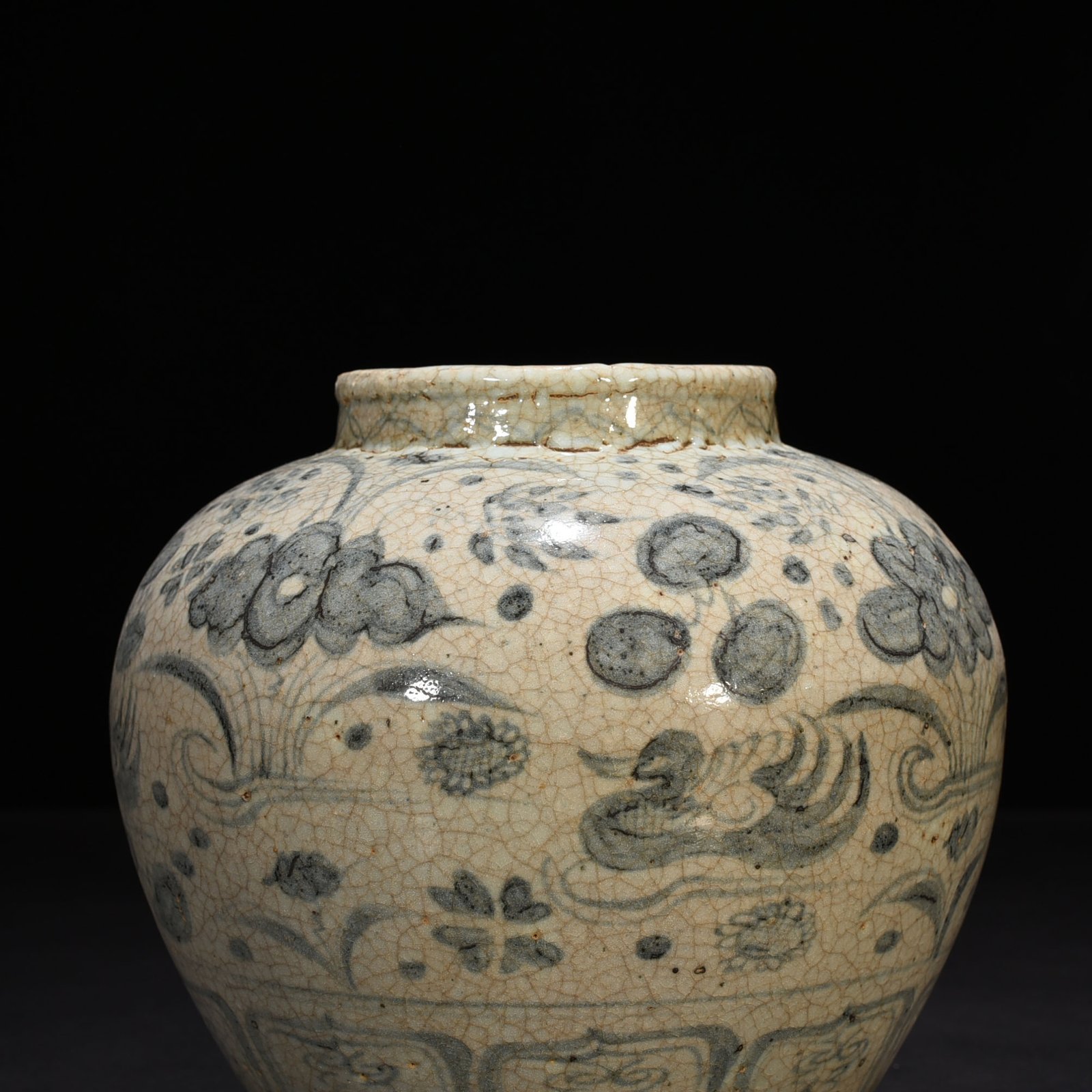 Yuan Dynasty blue and white mandarin duck pattern lotus pond jar
