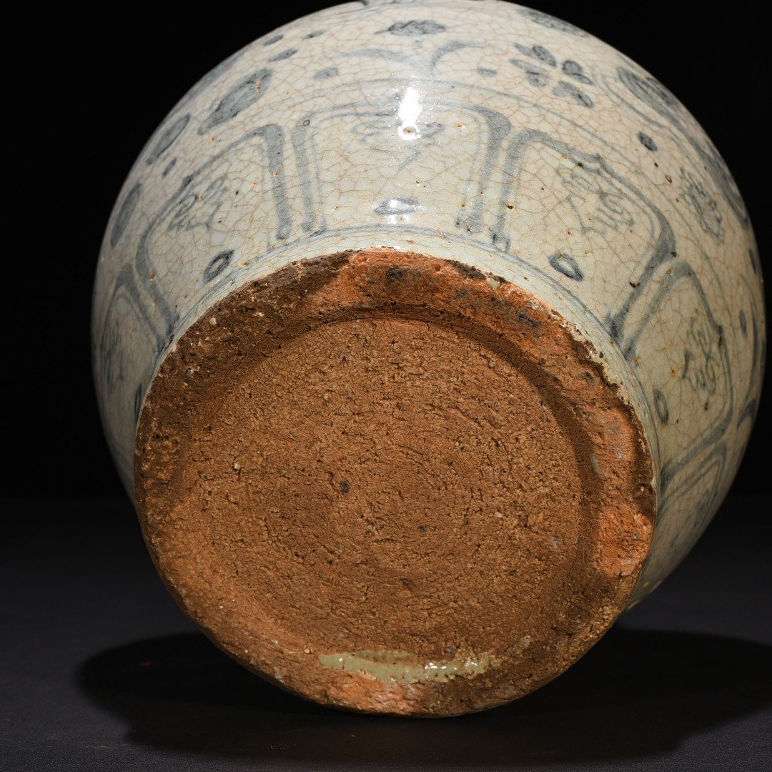 Yuan Dynasty blue and white mandarin duck pattern lotus pond jar