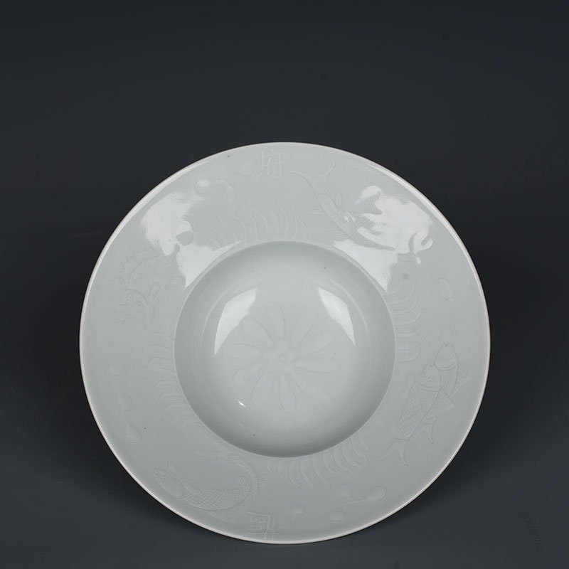 Yuan Dynasty carved fish and algae pattern folded bowl