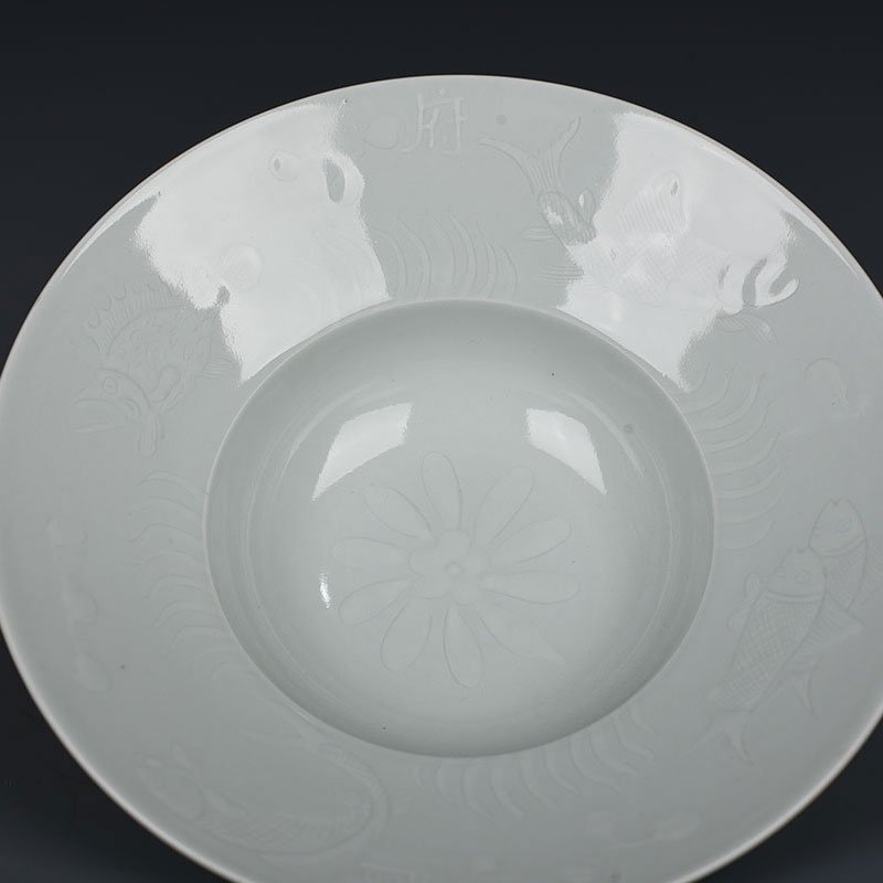 Yuan Dynasty carved fish and algae pattern folded bowl