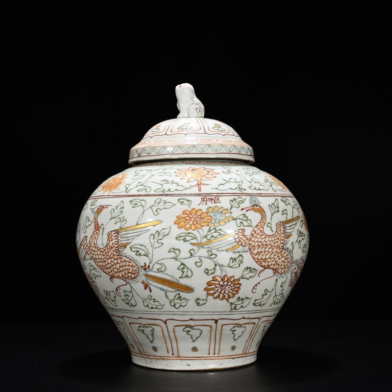 Yuan Dynasty kiln leach powder filled gold peacock peony pattern lid jar