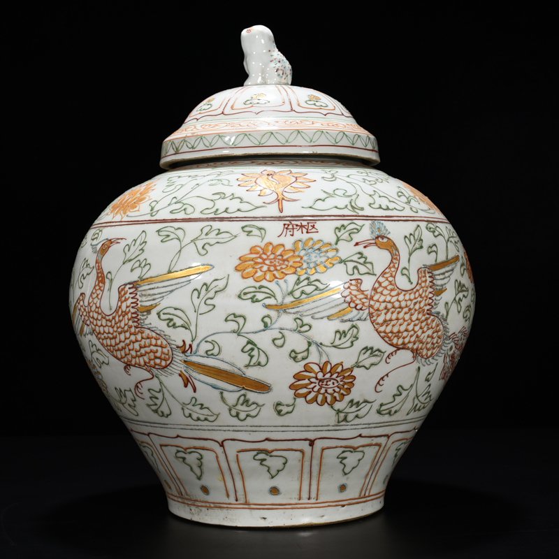 Yuan Dynasty kiln leach powder filled gold peacock peony pattern lid jar
