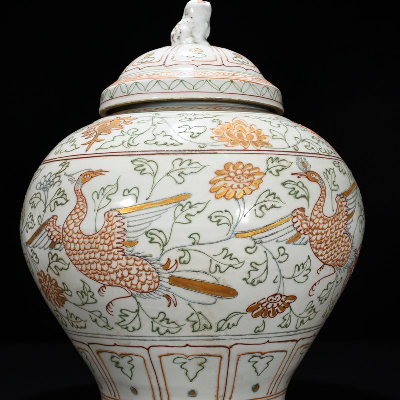 Yuan Dynasty kiln leach powder filled gold peacock peony pattern lid jar