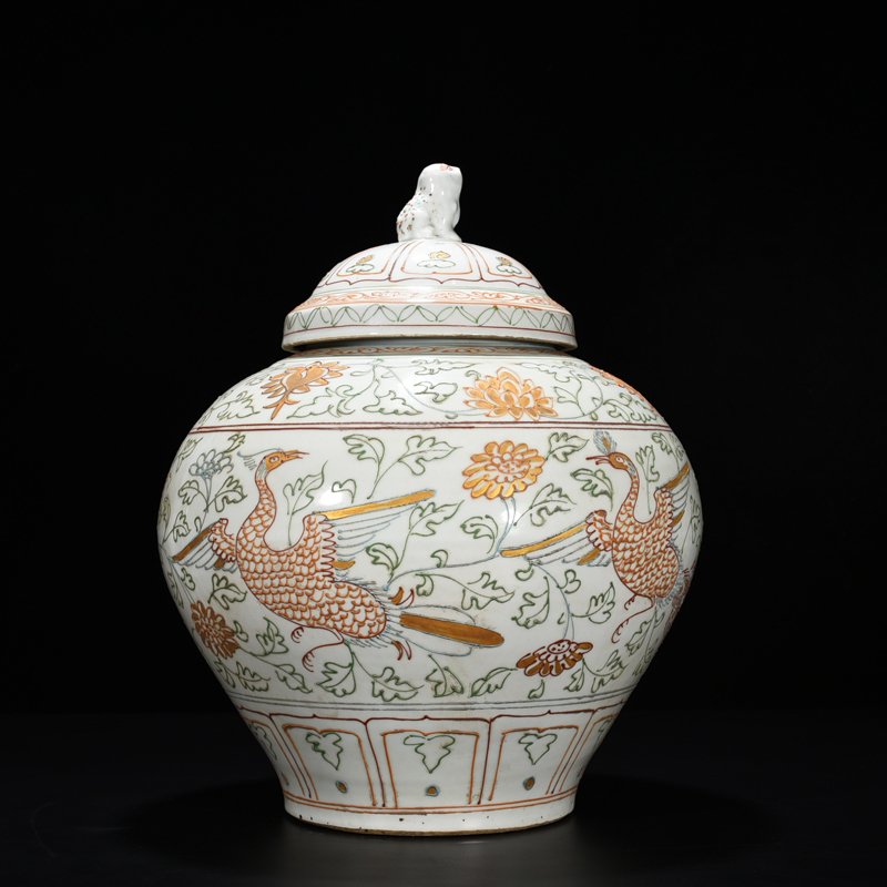 Yuan Dynasty kiln leach powder filled gold peacock peony pattern lid jar