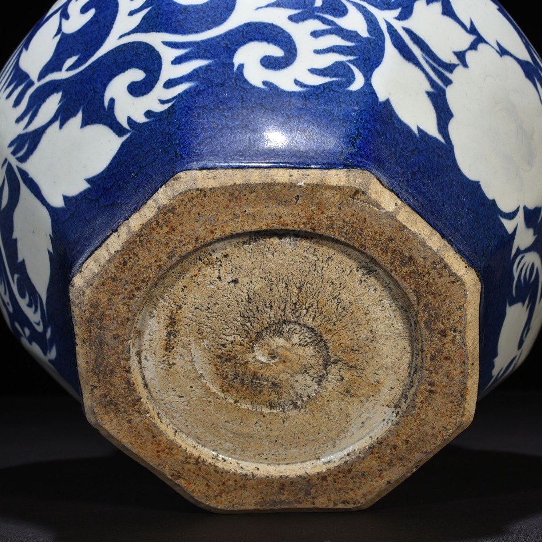 Yuan Dynast blue glaze carved with branches and phoenix pattern octagonal jar