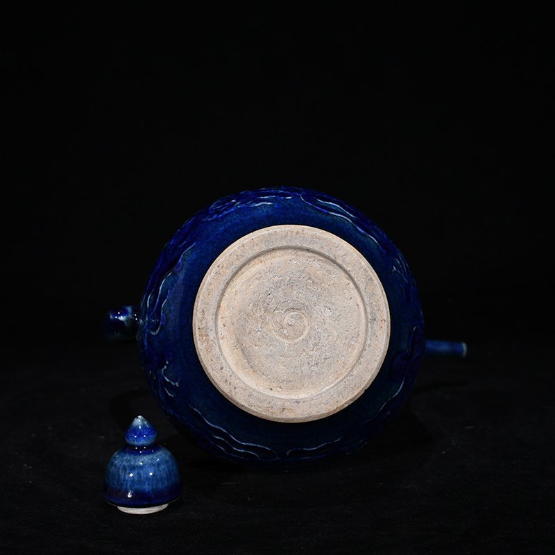 Yuan Dynasty blue glaze carved with dragon and phoenix patterns gourd holding pot
