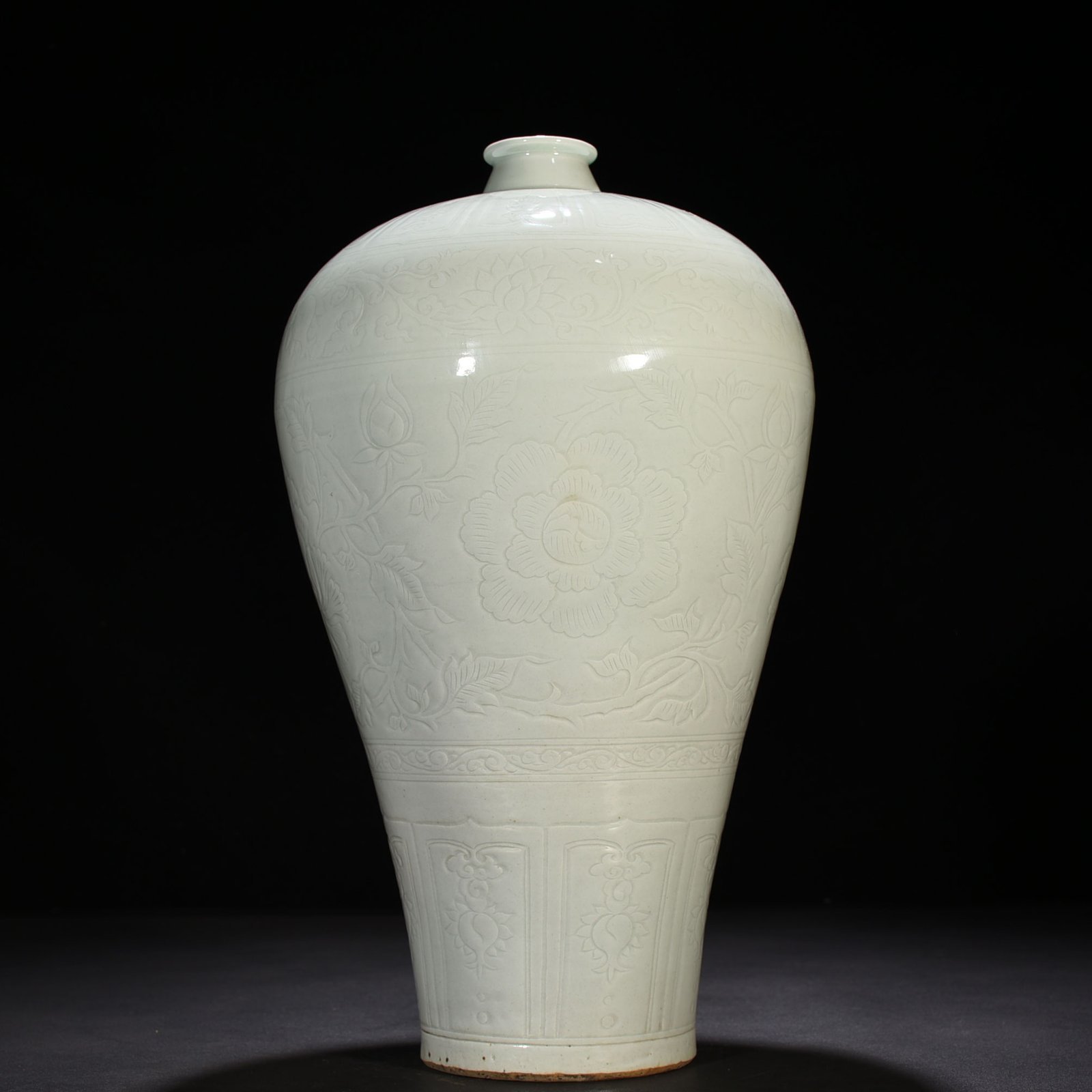 Yuan Dynasty white glaze carved with peony pattern plum vase