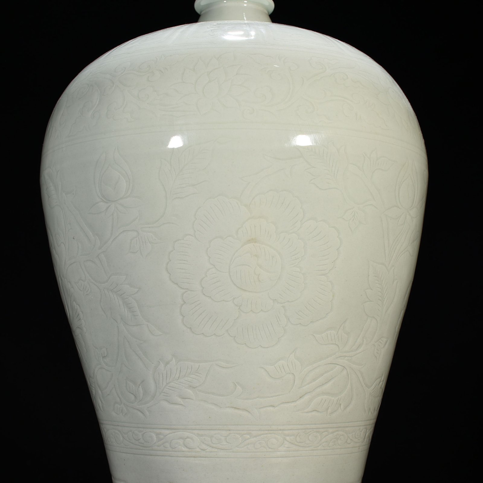 Yuan Dynasty white glaze carved with peony pattern plum vase