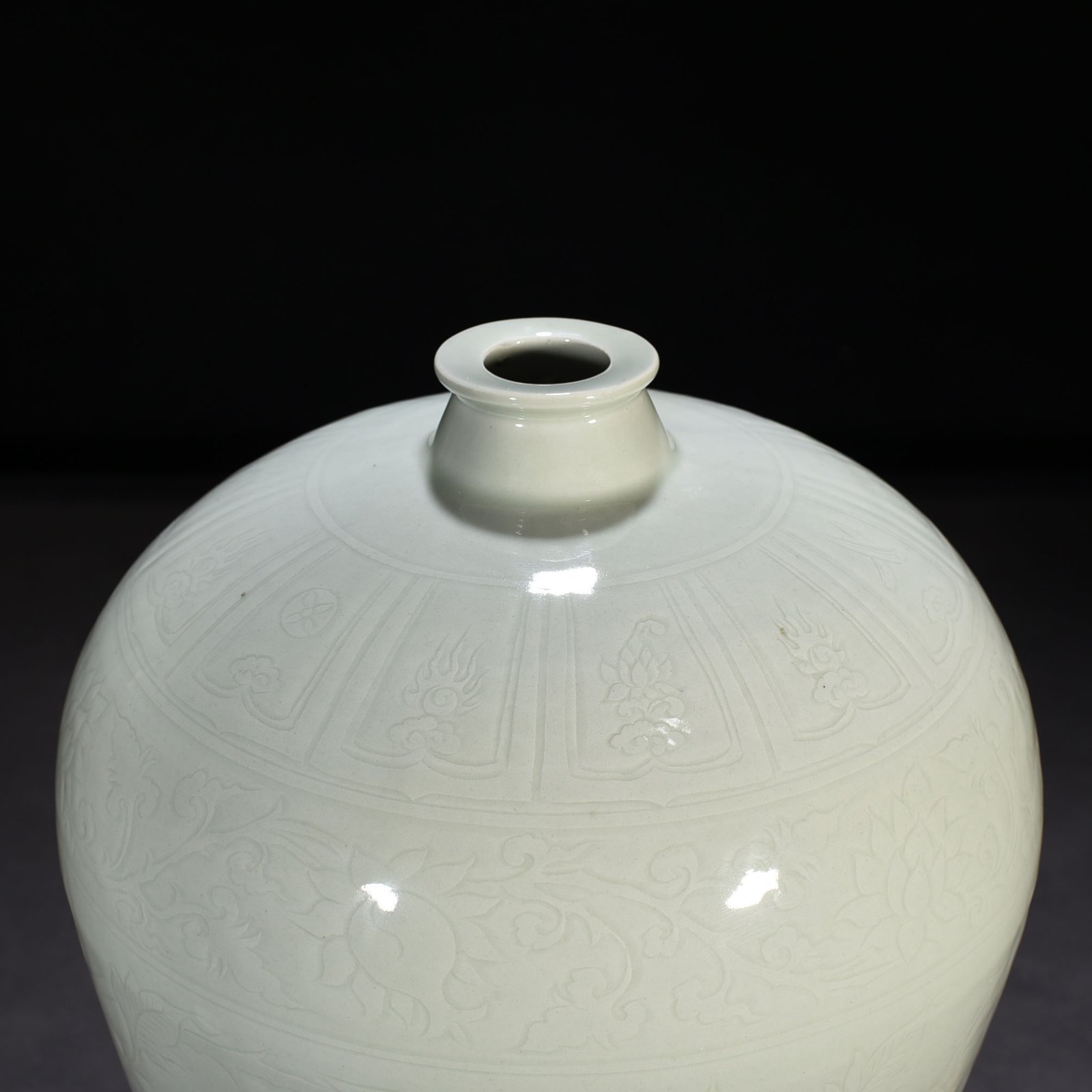 Yuan Dynasty white glaze carved with peony pattern plum vase