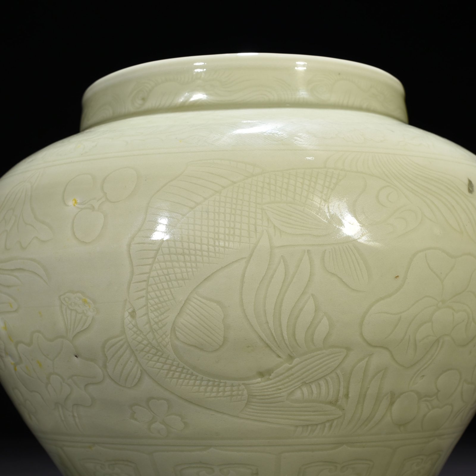 Yuan Dyansty white glaze engraved fish and algae pattern jar