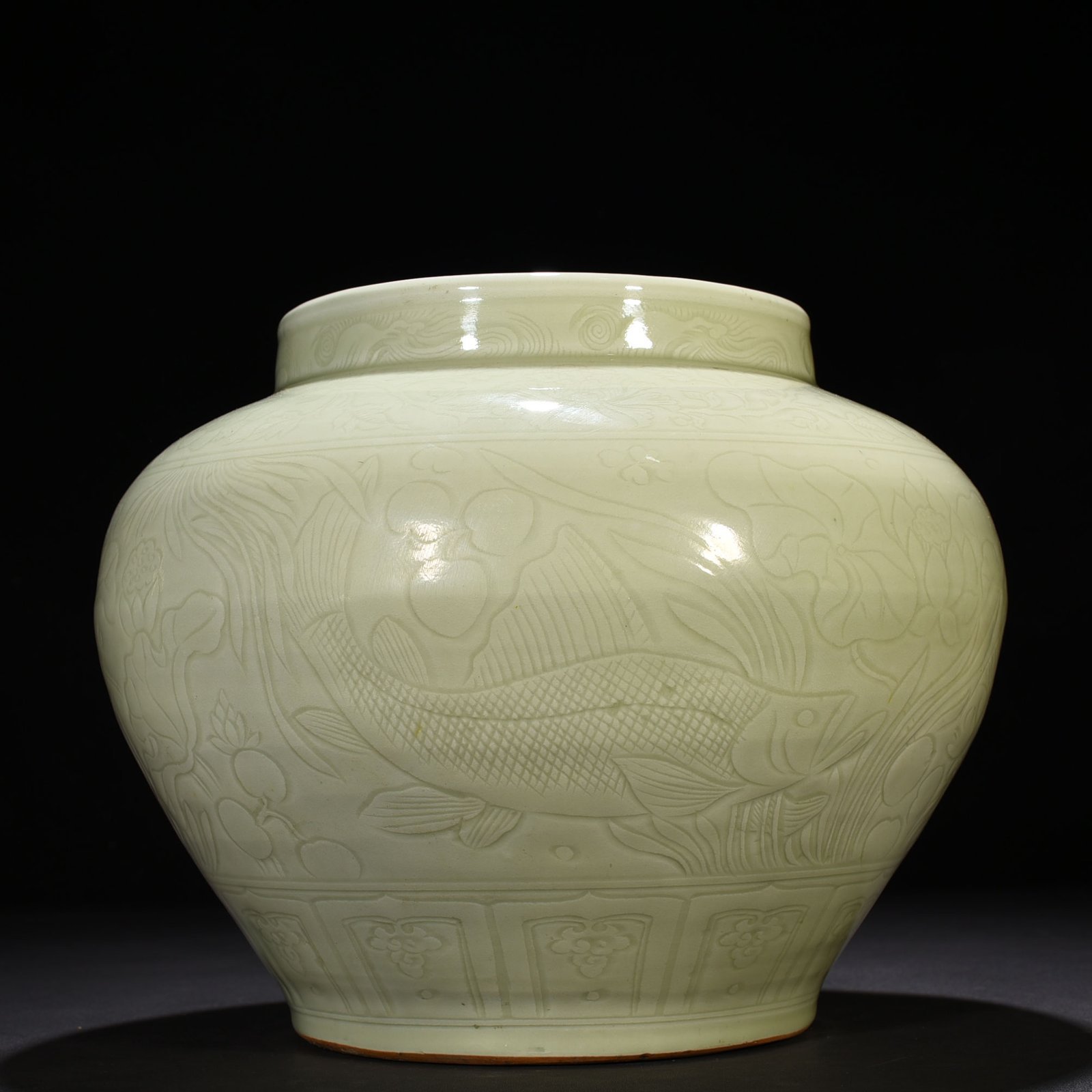 Yuan Dyansty white glaze engraved fish and algae pattern jar