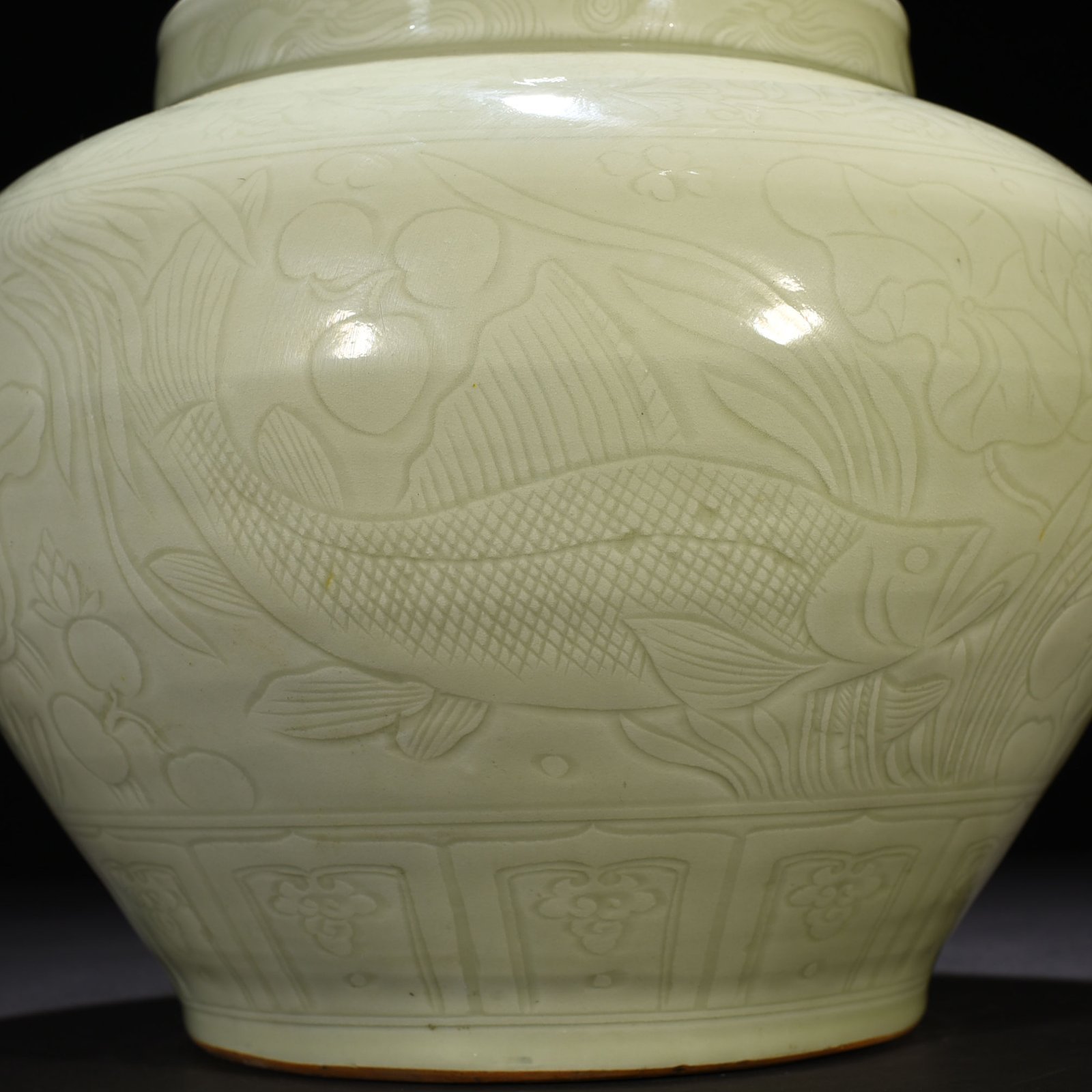 Yuan Dyansty white glaze engraved fish and algae pattern jar
