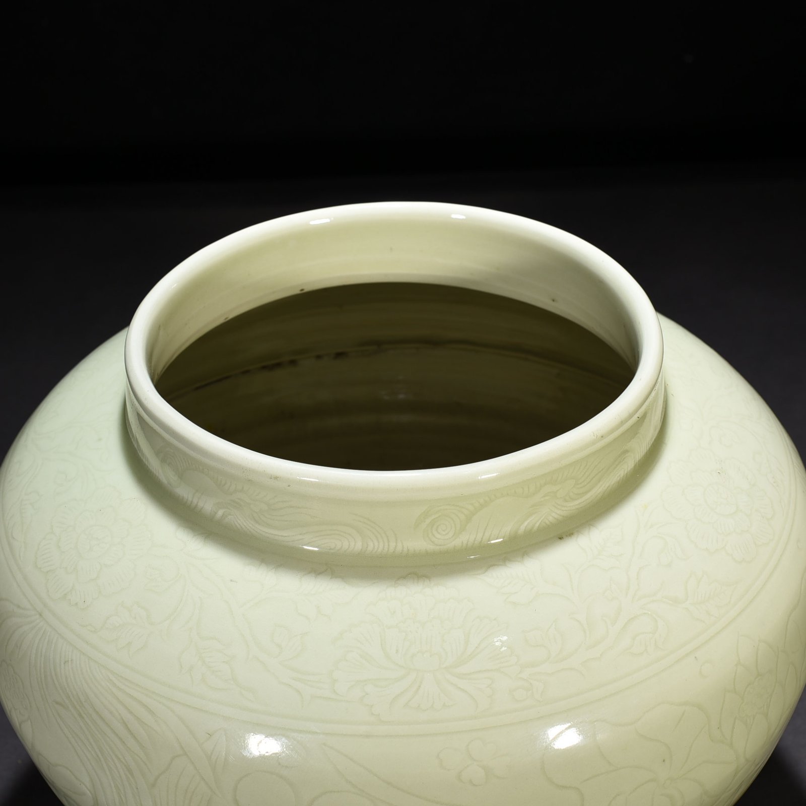 Yuan Dyansty white glaze engraved fish and algae pattern jar