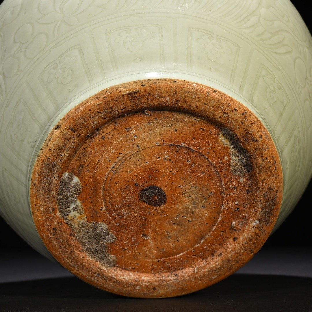 Yuan Dyansty white glaze engraved fish and algae pattern jar