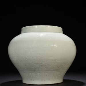 Yuan Dynasty white dragon pattern glaze jar
