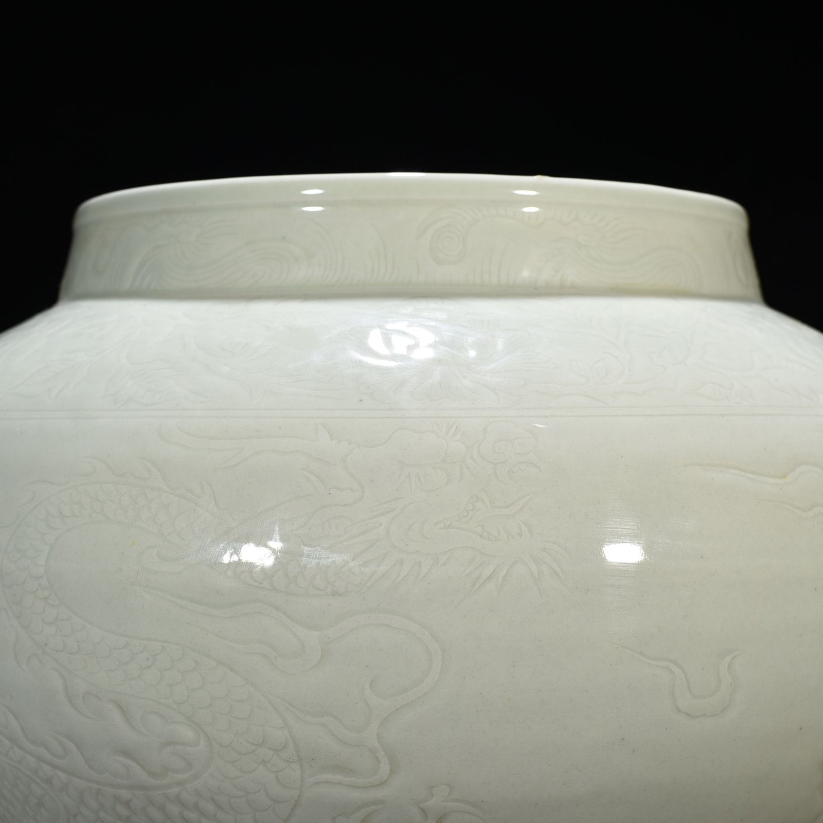 Yuan Dynasty white dragon pattern glaze jar