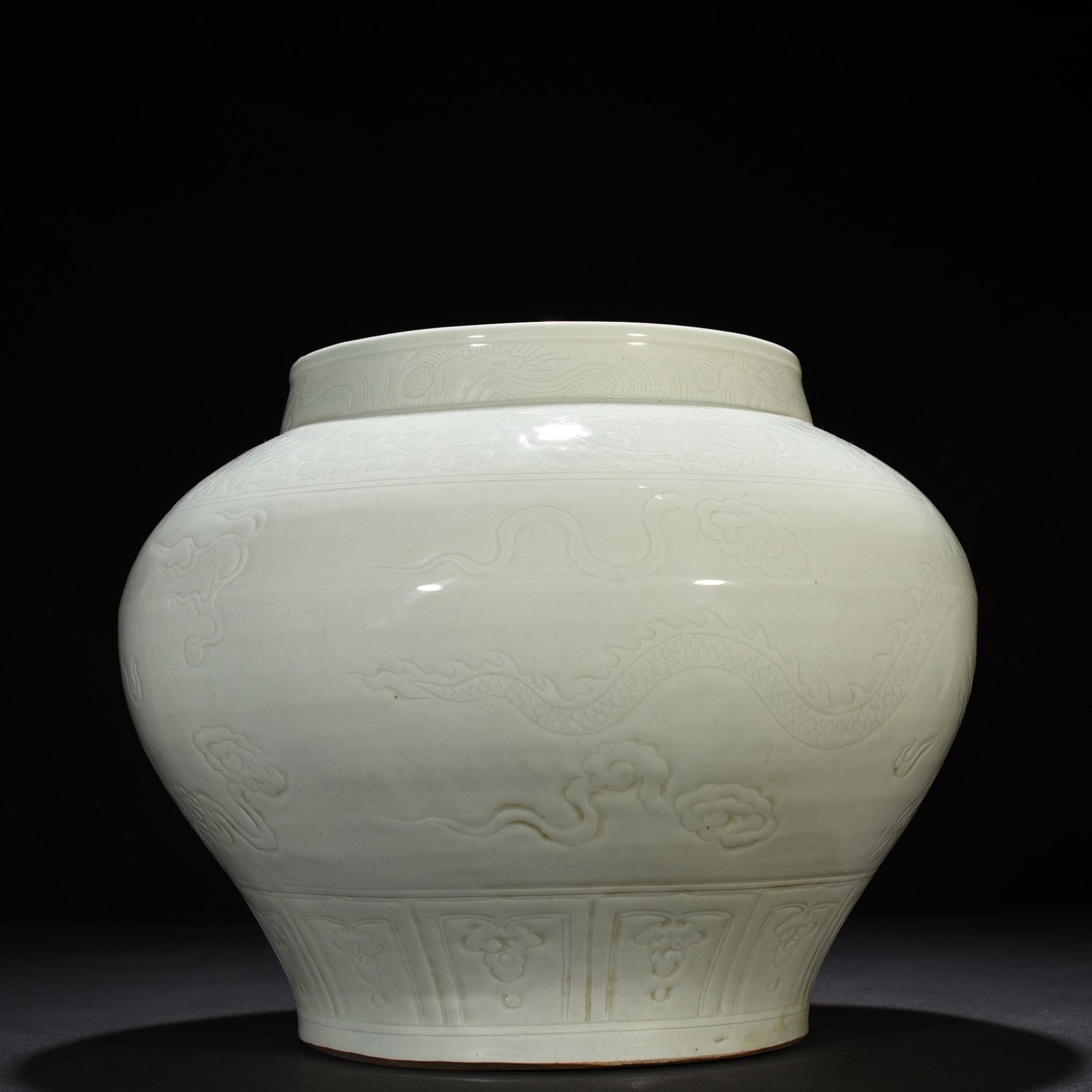 Yuan Dynasty white dragon pattern glaze jar
