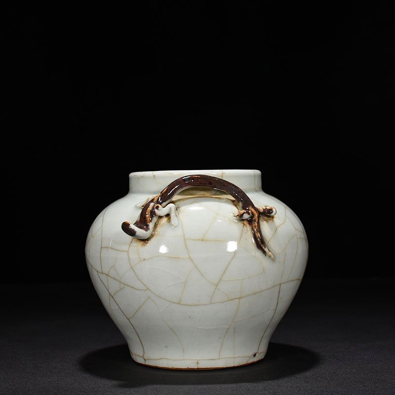 Yuan Dynasty white chilong pattern glaze jar