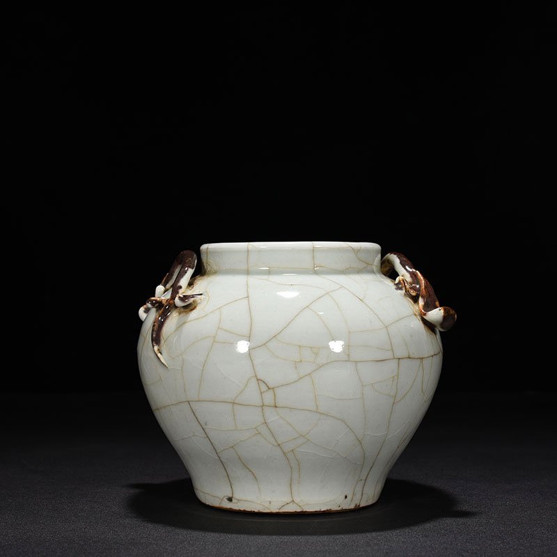 Yuan Dynasty white chilong pattern glaze jar