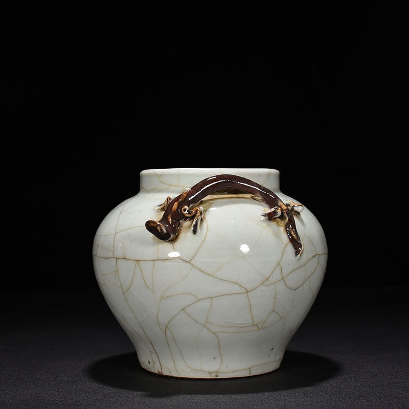 Yuan Dynasty white chilong pattern glaze jar