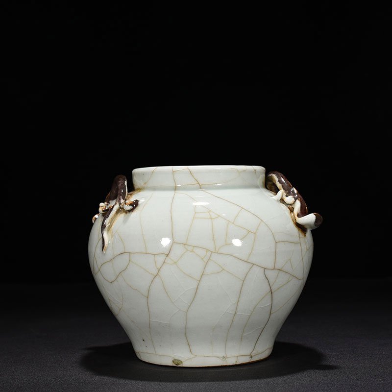 Yuan Dynasty white chilong pattern glaze jar