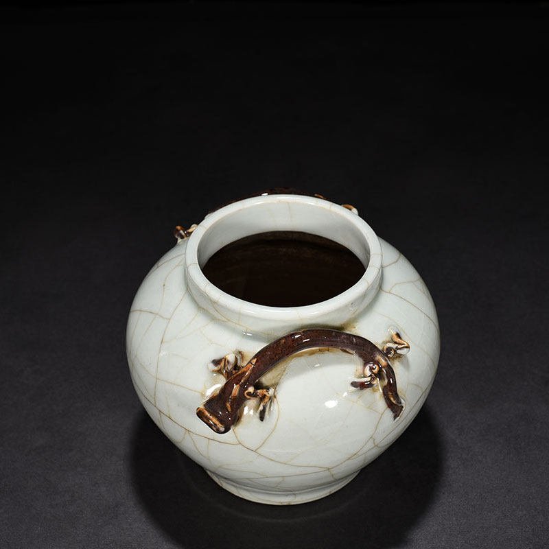 Yuan Dynasty white chilong pattern glaze jar