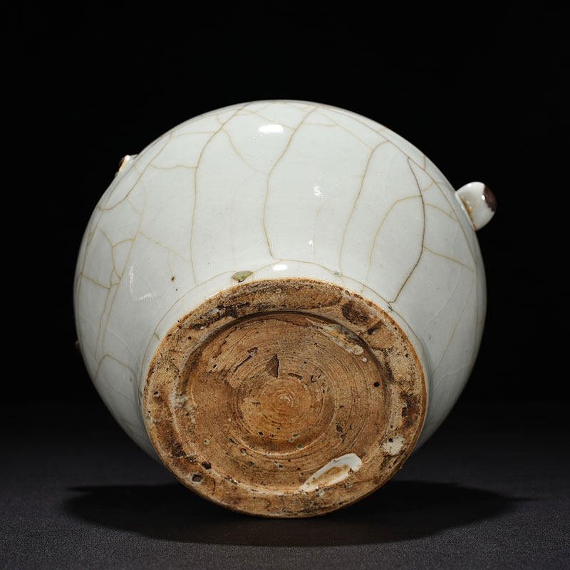 Yuan Dynasty white chilong pattern glaze jar