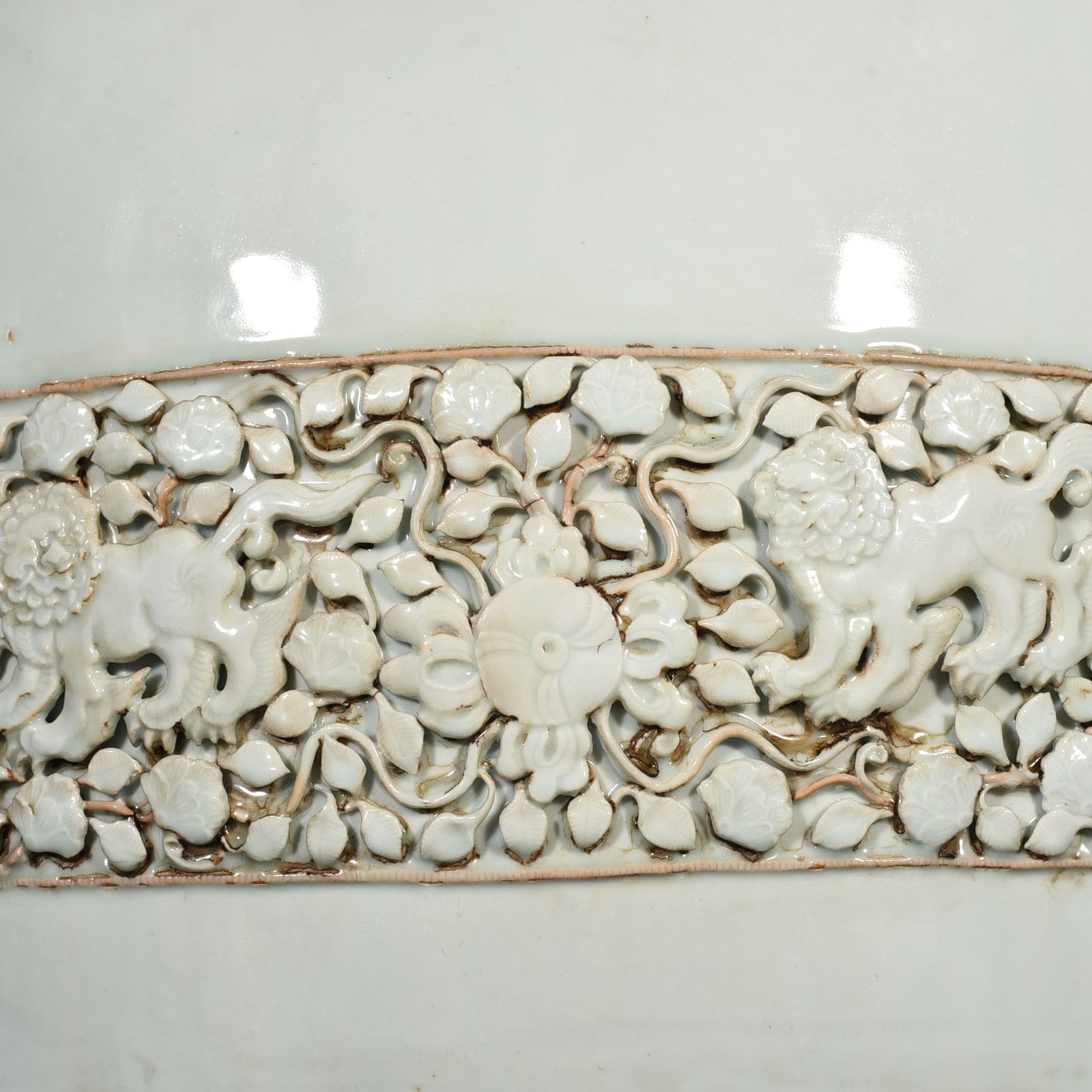 Yuan Dynasty white glazed plastic lion rolling hydrangea four series flat bottle
