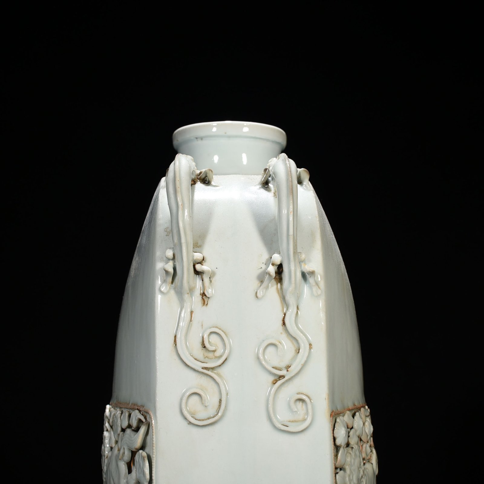 Yuan Dynasty white glazed plastic lion rolling hydrangea four series flat bottle