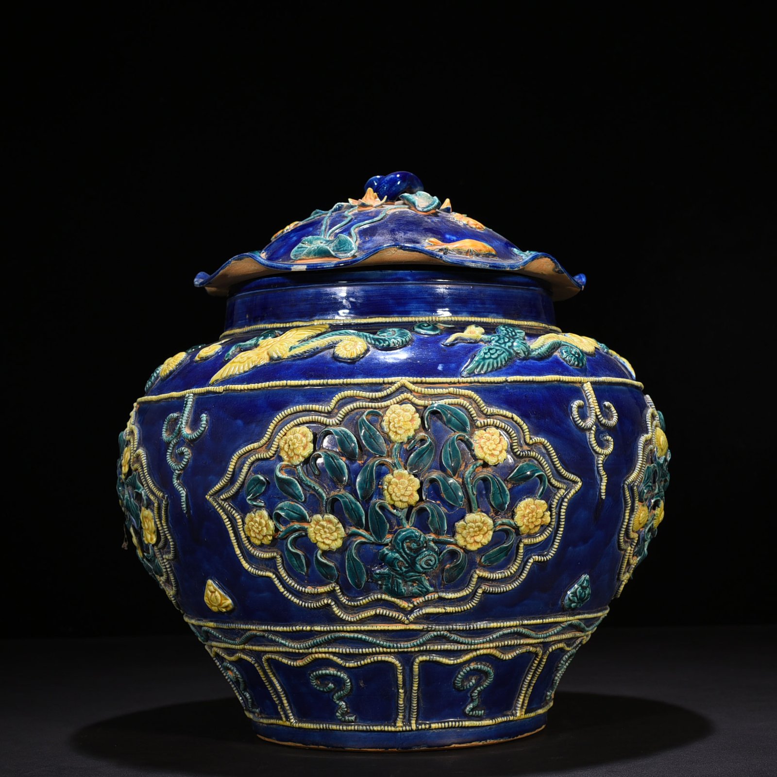 Yuan Dynasty Element three-color plastic-coated four-season flower pattern lotus leaf lid jar