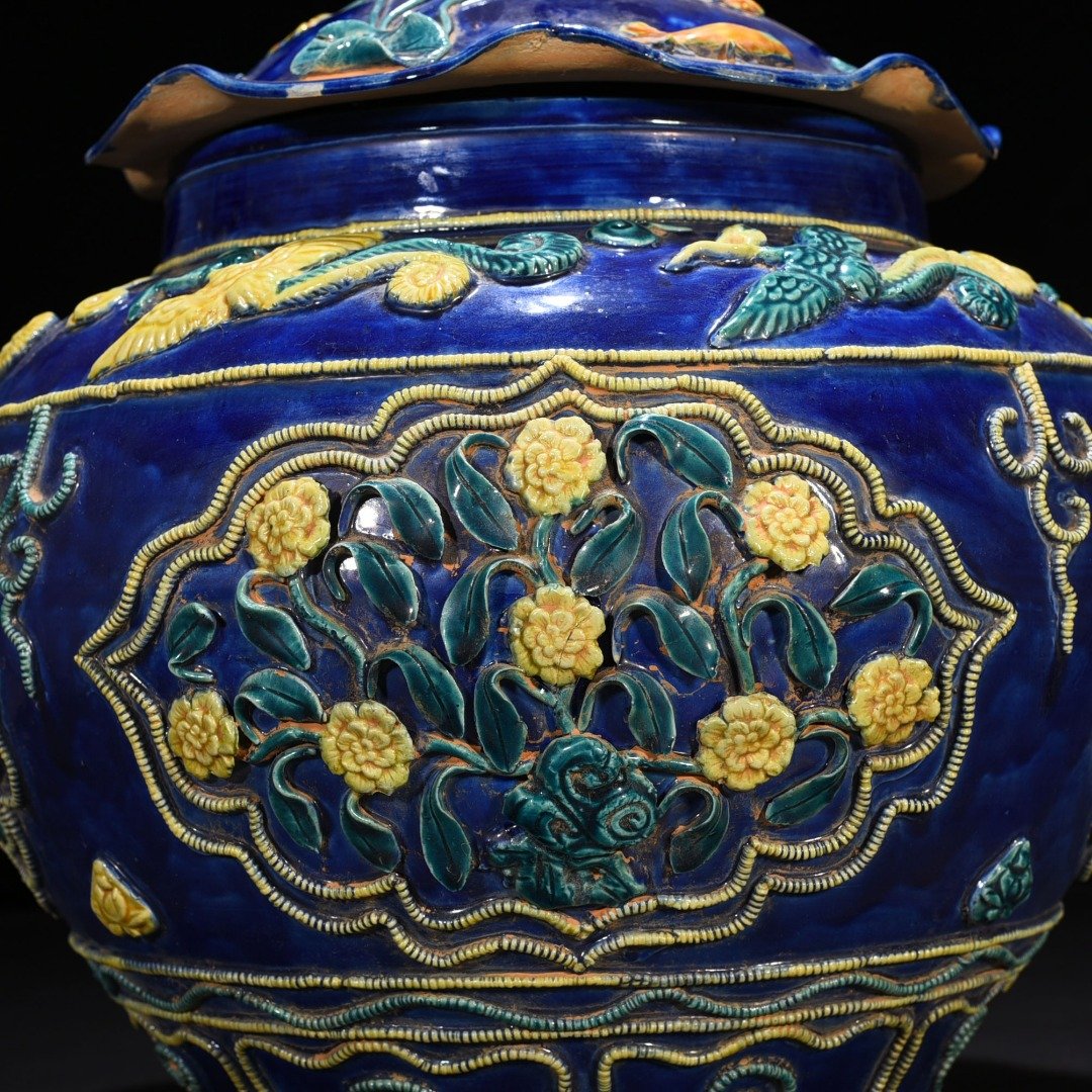 Yuan Dynasty Element three-color plastic-coated four-season flower pattern lotus leaf lid jar