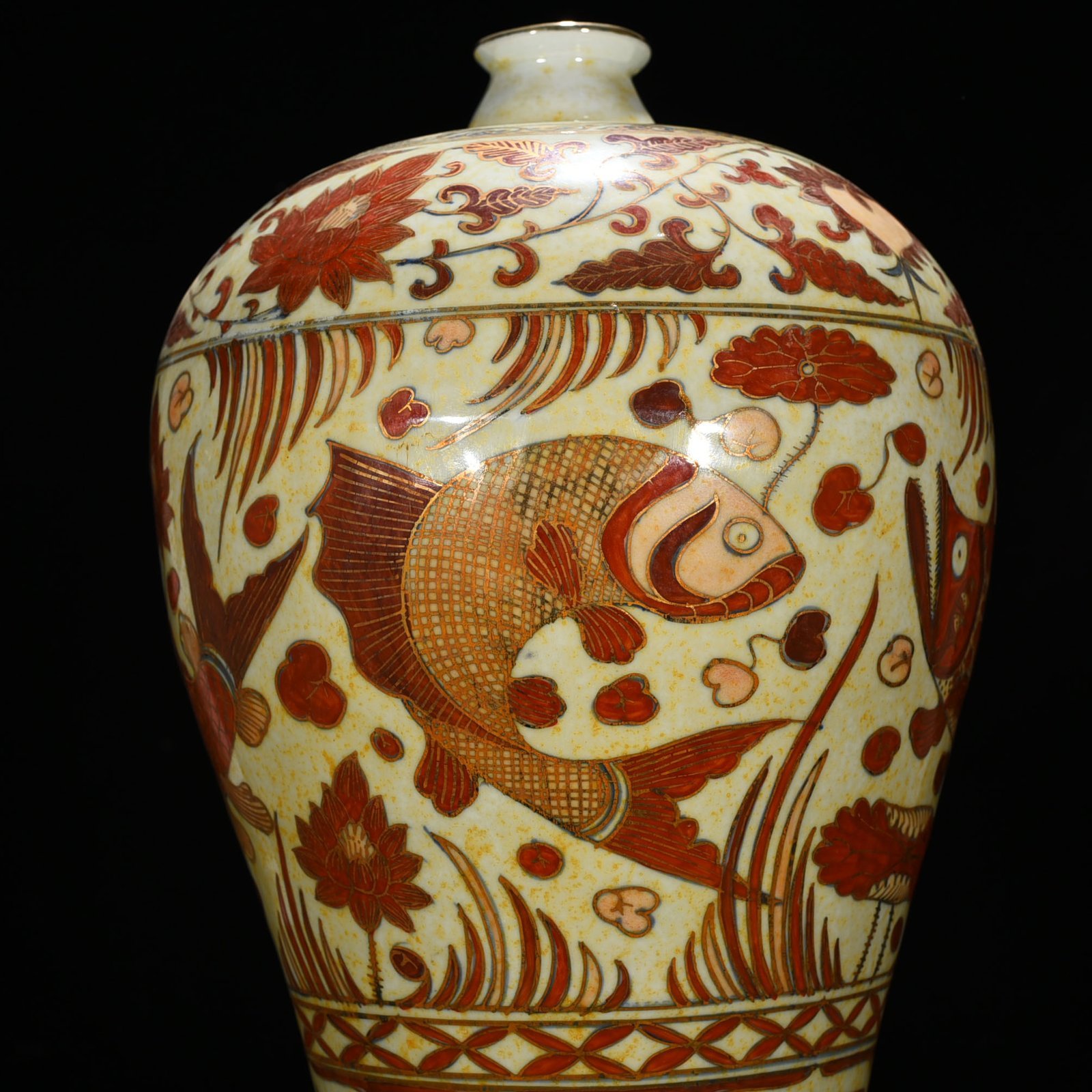 Yuan Dynasty blue and white alum red plum vase with goldfish and algae pattern