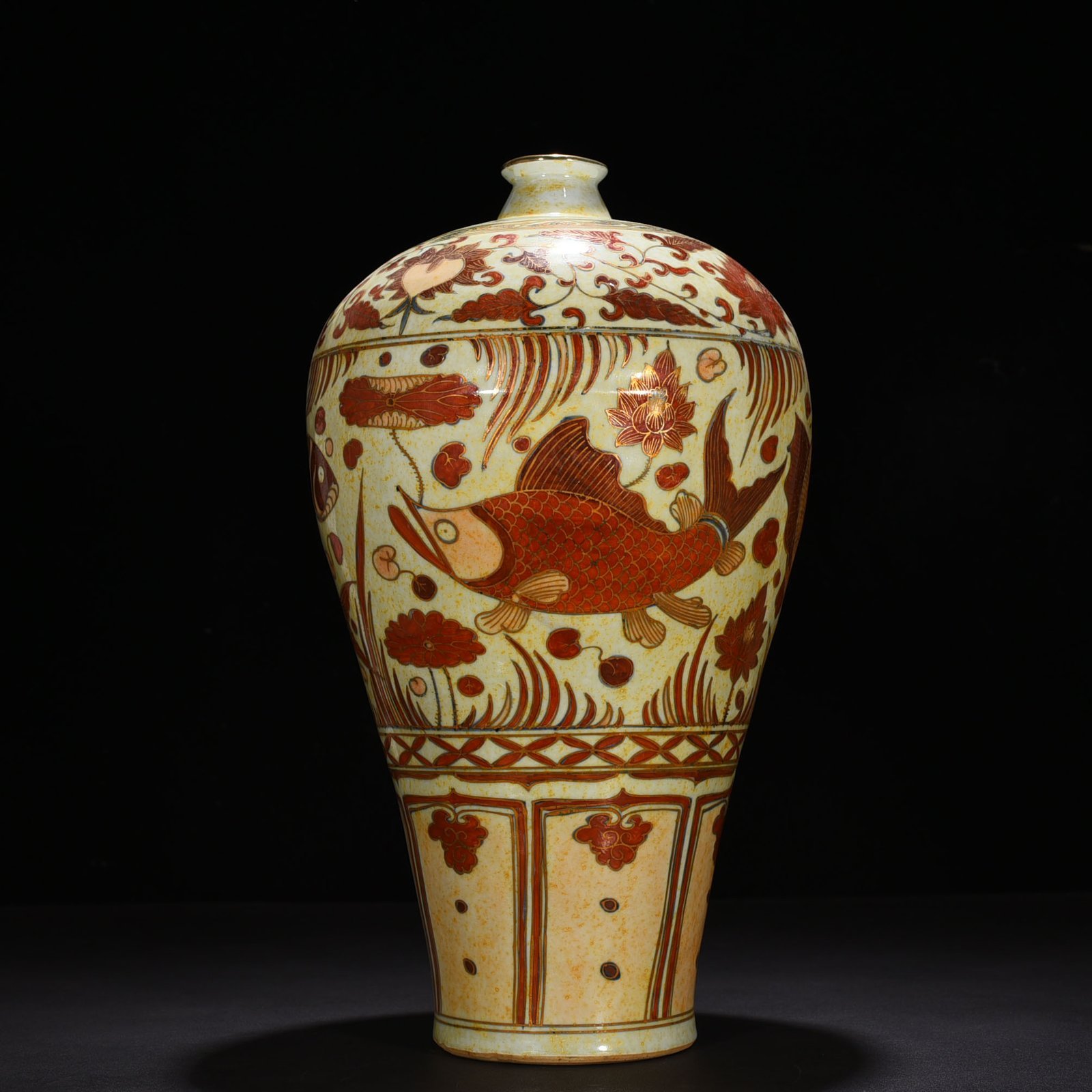 Yuan Dynasty blue and white alum red plum vase with goldfish and algae pattern