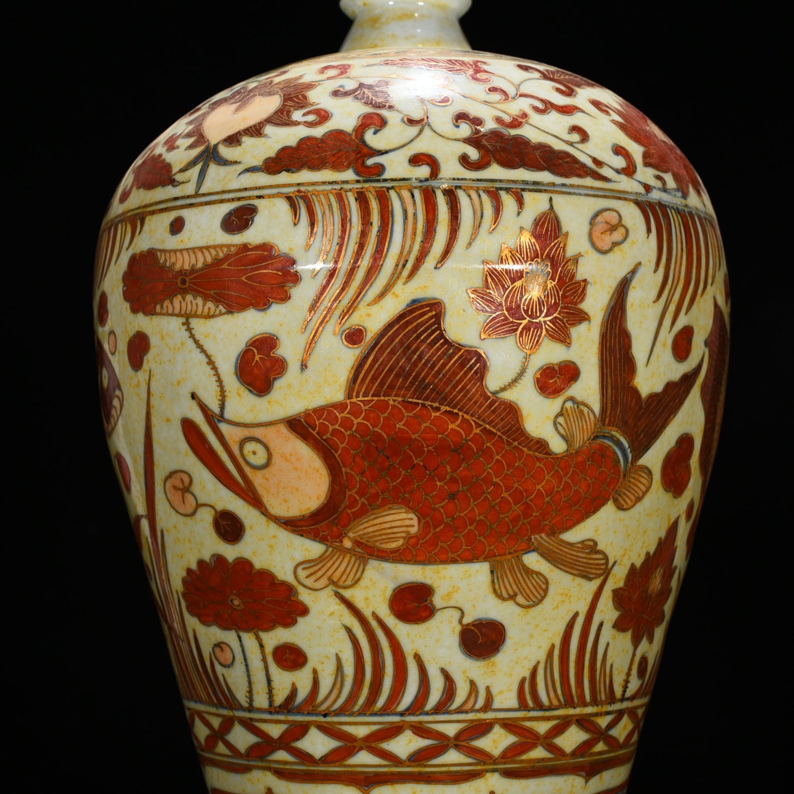 Yuan Dynasty blue and white alum red plum vase with goldfish and algae pattern