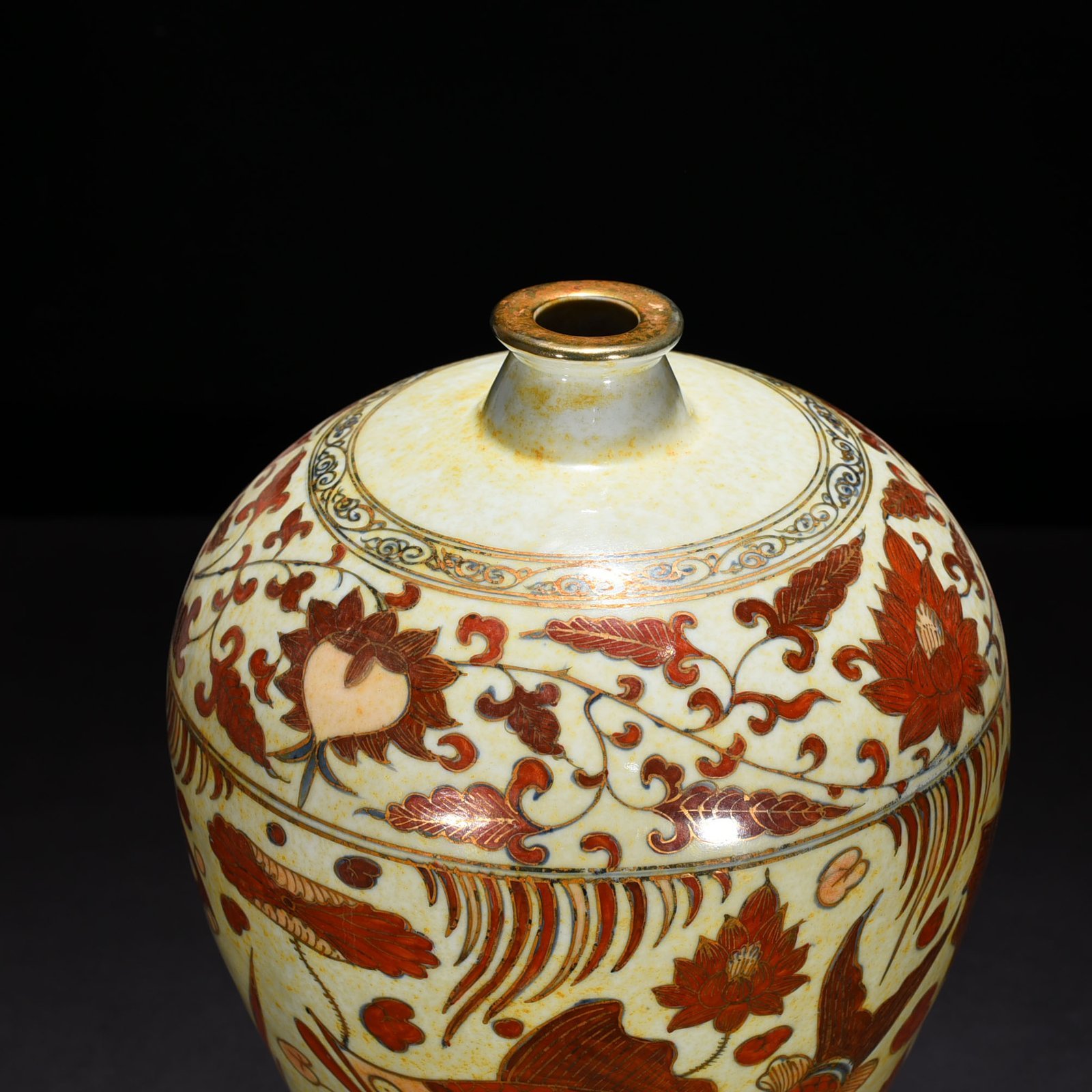 Yuan Dynasty blue and white alum red plum vase with goldfish and algae pattern