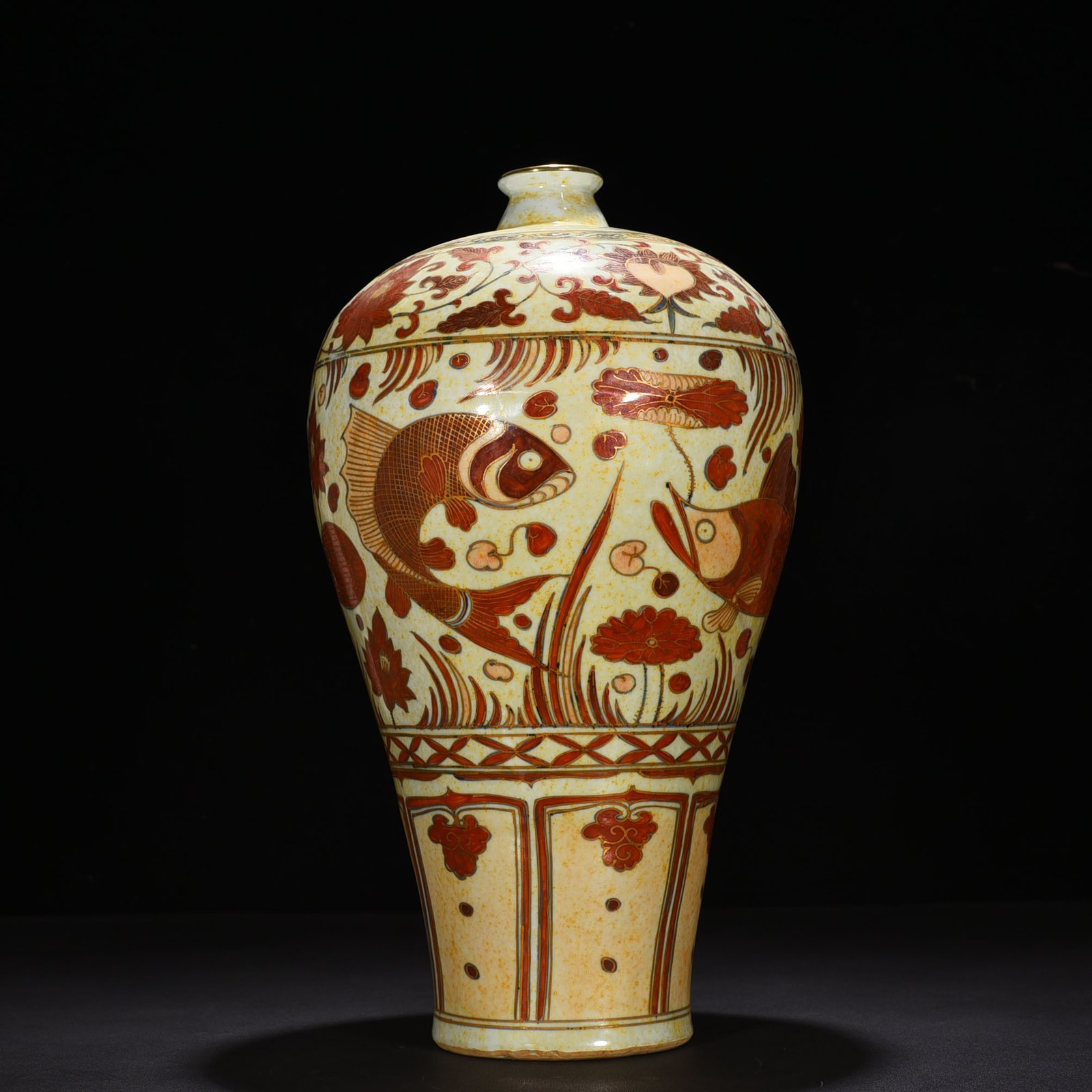 Yuan Dynasty blue and white alum red plum vase with goldfish and algae pattern