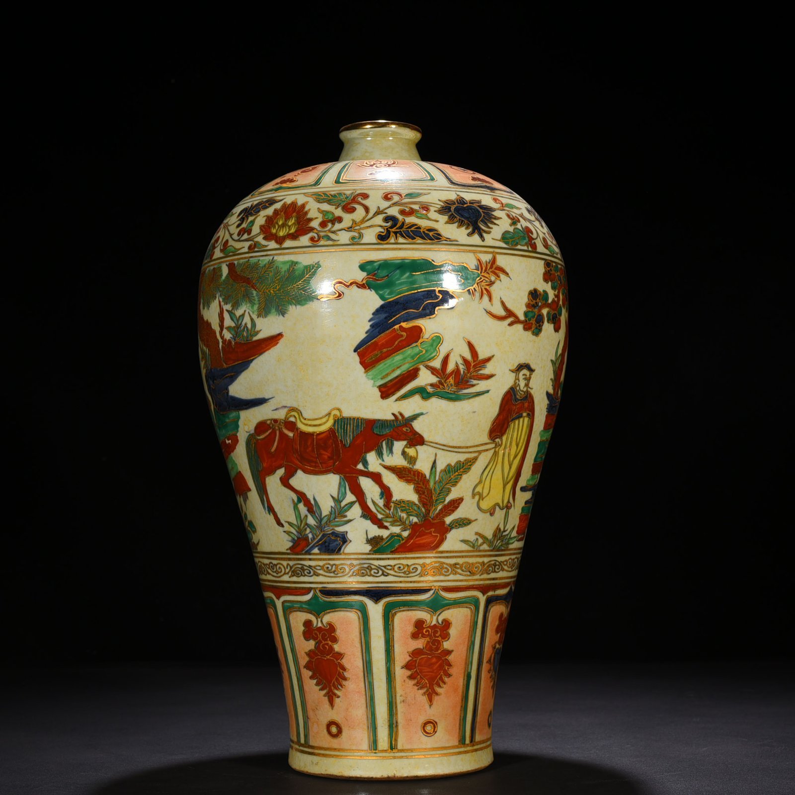 Yuan Dynasty A five-color gilded plum vase of Xiao He chasing Han Xin under the moon