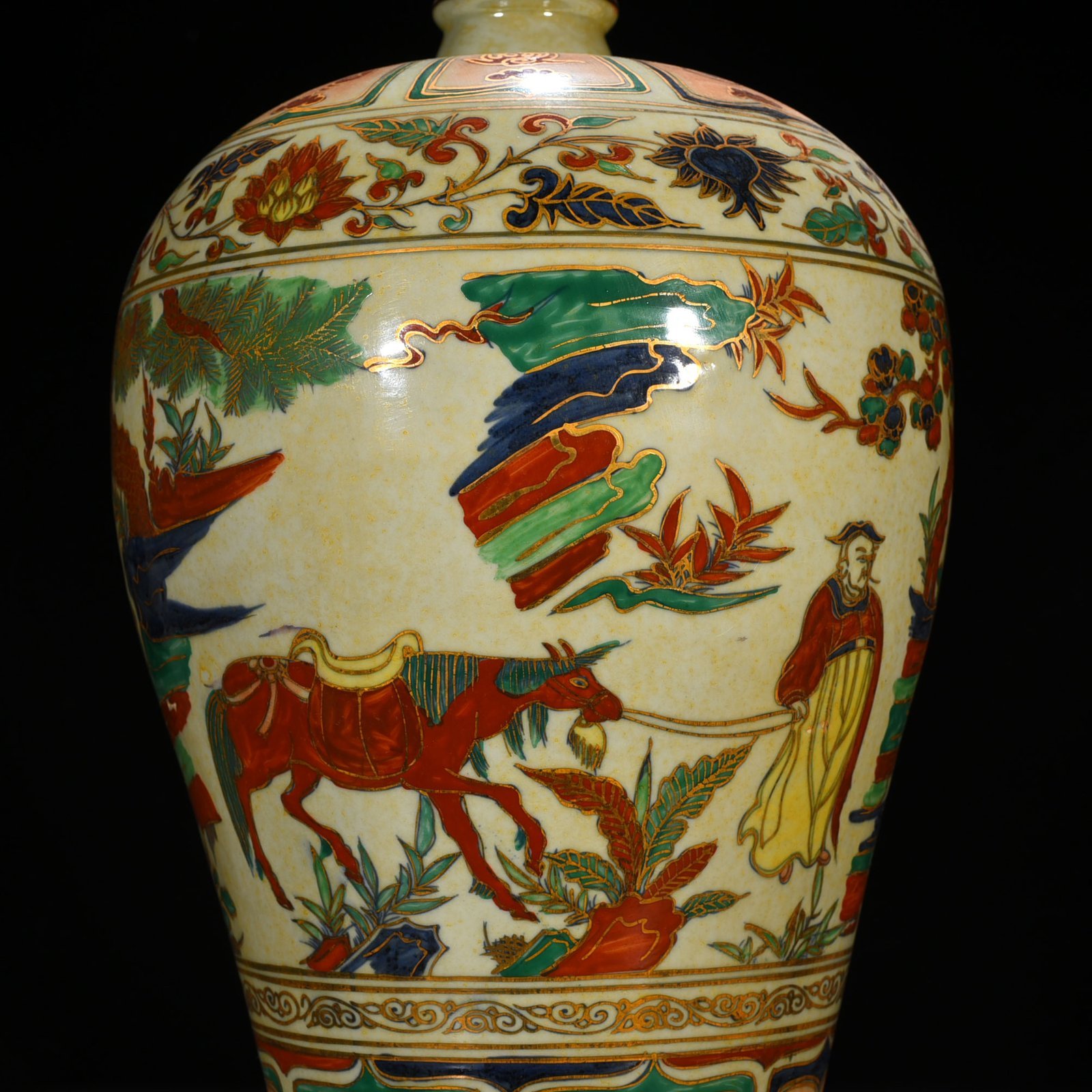 Yuan Dynasty A five-color gilded plum vase of Xiao He chasing Han Xin under the moon