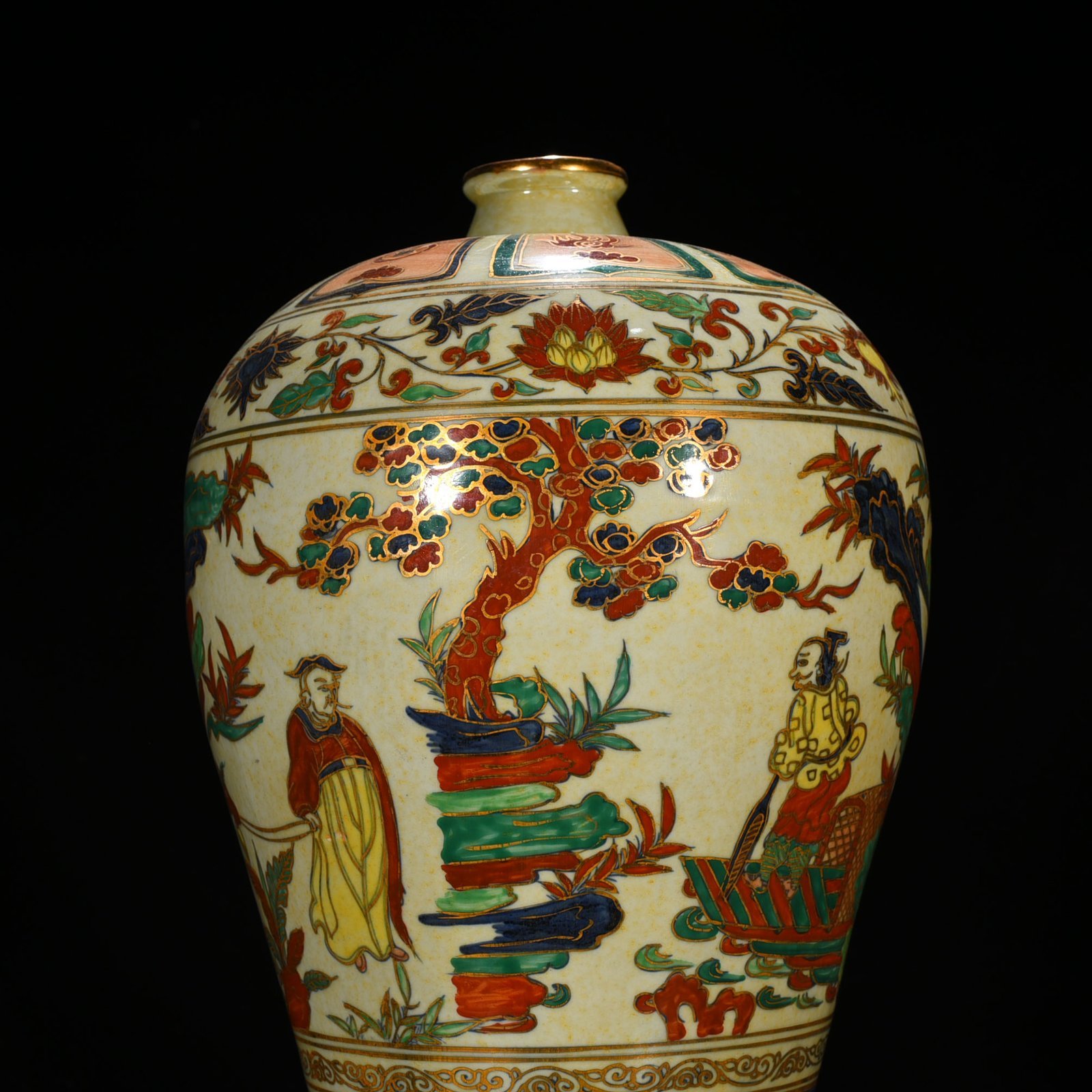 Yuan Dynasty A five-color gilded plum vase of Xiao He chasing Han Xin under the moon